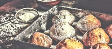 Forno fresco I bigné, muffin, panettieri mettono le mani sulle pasticcerie panettiere immagine stock libera da diritti Forno fresco I bigné, muffin, panettieri mettono le mani sulle pasticcerie panettiere immagine stock libera da diritti