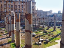 Forntida kolonner och utgrävning, Rome, Italien Royaltyfri Fotografi Forntida kolonner och utgrävning, Rome, Italien Royaltyfri Fotografi