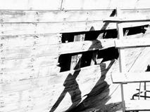 Foro arrugginito di legno su una piccola barca con la scala in bianco e nero immagine stock libera da diritti Foro arrugginito di legno su una piccola barca con la scala in bianco e nero immagine stock libera da diritti