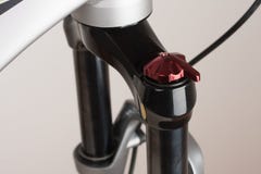 Forquilha da bicicleta da suspensão, fim acima da vista, foto do estúdio foto de stock Forquilha da bicicleta da suspensão, fim acima da vista, foto do estúdio foto de stock