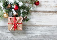 Forre a caixa de presente envolvida com os bastões de doces para a época natalícia foto de stock Forre a caixa de presente envolvida com os bastões de doces para a época natalícia foto de stock
