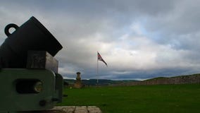 Fort George, Inverness, Förenade kungariket †”20 august 2017: Bombardera och den brittiska flaggan på fortet George stock video Fort George, Inverness, Förenade kungariket †”20 august 2017: Bombardera och den brittiska flaggan på fortet George stock video