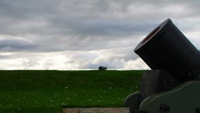 Fort George, Inverness, Förenade kungariket †”20 august 2017: Bombardera och kanonen på en fortGeorge invallning stock video Fort George, Inverness, Förenade kungariket †”20 august 2017: Bombardera och kanonen på en fortGeorge invallning stock video