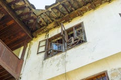 Fortalecimientos en la ventana de la célula monástica en el monasterio de Troyan en Bulgaria fotografía de archivo Fortalecimientos en la ventana de la célula monástica en el monasterio de Troyan en Bulgaria fotografía de archivo