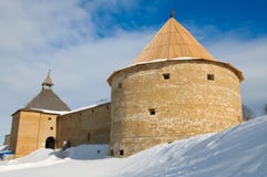 Fortaleza Staraya Ladoga, invierno foto de archivo Fortaleza Staraya Ladoga, invierno foto de archivo