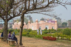 Forte de Lalbagh da visita dos povos em Dhaka, Bangladesh fotografia de stock Forte de Lalbagh da visita dos povos em Dhaka, Bangladesh fotografia de stock