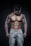 Forte modello atletico Torso di forma fisica dell'uomo che mostra l'ABS di addominali scolpiti. fotografie stock libere da diritti Forte modello atletico Torso di forma fisica dell'uomo che mostra l'ABS di addominali scolpiti. fotografie stock libere da diritti