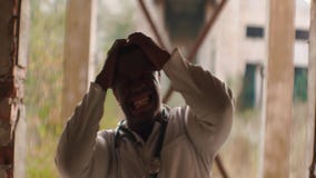 Forte uomo di colore arrabbiato che sta nel tunnel, prendente e schiacciante le sue mani, attrezzatura il suo testa, comprimente stock footage Forte uomo di colore arrabbiato che sta nel tunnel, prendente e schiacciante le sue mani, attrezzatura il suo testa, comprimente stock footage