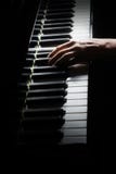 Fortepianowy gracz Pianista ręki bawić się uroczystego pianino Zdjęcia Royalty Free Fortepianowy gracz Pianista ręki bawić się uroczystego pianino Zdjęcia Royalty Free