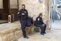 Forças de segurança israelitas fortemente armados no dever entre turistas na abóbada da rocha no Temple Mount no Jerusalém foto de stock royalty free Forças de segurança israelitas fortemente armados no dever entre turistas na abóbada da rocha no Temple Mount no Jerusalém foto de stock royalty free