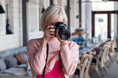 Fot?grafo de la muchacha de Rusia Kemerovo 2019-03-10 que toma im?genes en la marca profesional IV de Canon 5D de la c?mara en re fotos de archivo Fot?grafo de la muchacha de Rusia Kemerovo 2019-03-10 que toma im?genes en la marca profesional IV de Canon 5D de la c?mara en re fotos de archivo