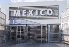 Fot- gränsövergång från San Ysidro till Tijuana, Mexico royaltyfri fotografi Fot- gränsövergång från San Ysidro till Tijuana, Mexico royaltyfri fotografi