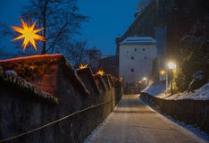 Fot- gångbana till den salzburg fästningen, med julillumina arkivfoto Fot- gångbana till den salzburg fästningen, med julillumina arkivfoto