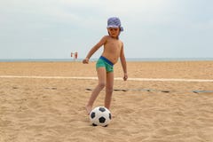 Fotbollen för barnlekar på stranden arkivbilder Fotbollen för barnlekar på stranden arkivbilder