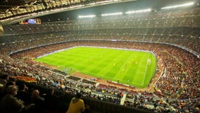 Fotbollfältet och åhörare på stadion Nou campar, Barcelona stock video Fotbollfältet och åhörare på stadion Nou campar, Barcelona stock video