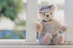 Foto al aire libre vibrante del oso de peluche que se sienta en la yarda en el parque imagen de archivo libre de regalías Foto al aire libre vibrante del oso de peluche que se sienta en la yarda en el parque imagen de archivo libre de regalías