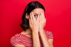 A foto ascendente próxima da senhora bonita bonito encantador receosa ter as palmas das mãos da cara do couro cru do prejuízo do fotos de stock A foto ascendente próxima da senhora bonita bonito encantador receosa ter as palmas das mãos da cara do couro cru do prejuízo do fotos de stock