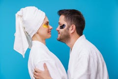Foto auf Seite des Mannes und der Frau mit Gelauflagen unter Augen und in der weißen Robe stockbilder Foto auf Seite des Mannes und der Frau mit Gelauflagen unter Augen und in der weißen Robe stockbilder