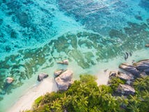 Foto aérea da praia de Seychelles no La Digue imagem de stock Foto aérea da praia de Seychelles no La Digue imagem de stock