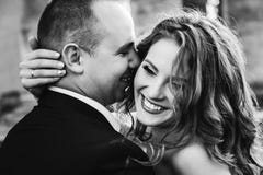Foto in bianco e nero dell'uomo che bacia la sua donna di risata fotografia stock libera da diritti Foto in bianco e nero dell'uomo che bacia la sua donna di risata fotografia stock libera da diritti