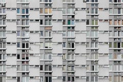 Foto conservada em estoque da fachada da construção moderna residencial ou do hotel fotografia de stock Foto conservada em estoque da fachada da construção moderna residencial ou do hotel fotografia de stock