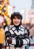 Foto da morena feliz, fundo borrado com festão de queimadura fotografia de stock Foto da morena feliz, fundo borrado com festão de queimadura fotografia de stock