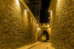 Foto da noite da rua de pedrinha sob a entrada antiga da fortaleza da cidade velha da cidade de Plovdiv Fotografia de Stock Royalty Free Foto da noite da rua de pedrinha sob a entrada antiga da fortaleza da cidade velha da cidade de Plovdiv Fotografia de Stock Royalty Free