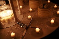 Foto de la luz corta del pastel de bodas con las velas Fotos de archivo Foto de la luz corta del pastel de bodas con las velas Fotos de archivo