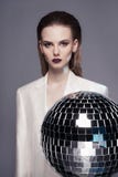 Foto de la moda del estudio de la mujer elegante joven en chaqueta del ` s de los hombres blancos imagen de archivo libre de regalías Foto de la moda del estudio de la mujer elegante joven en chaqueta del ` s de los hombres blancos imagen de archivo libre de regalías