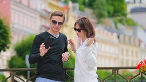 Foto de Selfie pelos pares caucasianos que viajam em Europa Mulher e homem românticos do curso no auto de tomada feliz de sorriso filme Foto de Selfie pelos pares caucasianos que viajam em Europa Mulher e homem românticos do curso no auto de tomada feliz de sorriso filme