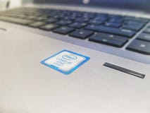 Foto de um portátil de prata de HP que carrega a etiqueta holográfica do vPro do NÚCLEO i5 de Intel imagem de stock royalty free Foto de um portátil de prata de HP que carrega a etiqueta holográfica do vPro do NÚCLEO i5 de Intel imagem de stock royalty free