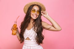 Foto del drin de las gafas de sol de la mujer 20s del encanto que lleva y del sombrero de paja imágenes de archivo libres de regalías Foto del drin de las gafas de sol de la mujer 20s del encanto que lleva y del sombrero de paja imágenes de archivo libres de regalías