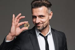 Foto del hombre de negocios rico con el pelo marrón en smilin del traje y del lazo fotos de archivo Foto del hombre de negocios rico con el pelo marrón en smilin del traje y del lazo fotos de archivo