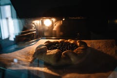 Foto del primer del galette con la hornada de la grosella negra en un horno foto de archivo Foto del primer del galette con la hornada de la grosella negra en un horno foto de archivo