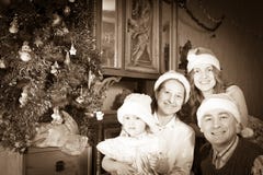 Foto del vintage de la familia feliz en el tiempo de la Navidad imagen de archivo Foto del vintage de la familia feliz en el tiempo de la Navidad imagen de archivo