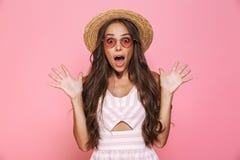 Foto del yelli precioso de las gafas de sol de la mujer que lleva 20s y del sombrero de paja fotografía de archivo Foto del yelli precioso de las gafas de sol de la mujer que lleva 20s y del sombrero de paja fotografía de archivo