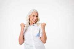 Foto della donna più anziana con capelli grigi che sorride e pugni di serraggio Fotografie Stock Foto della donna più anziana con capelli grigi che sorride e pugni di serraggio Fotografie Stock