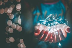 Foto della ragazza che tiene le luci leggiadramente fotografia stock Foto della ragazza che tiene le luci leggiadramente fotografia stock