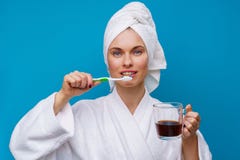 Foto der Frau mit Zahnb?rste und Becher Kaffee stockbilder Foto der Frau mit Zahnb?rste und Becher Kaffee stockbilder