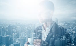 Foto des stilvollen erwachsenen Geschäftsmannes, der modischen Anzug trägt und Schalenkaffee hält Doppelbelichtung, Panoramablick lizenzfreie stockfotografie Foto des stilvollen erwachsenen Geschäftsmannes, der modischen Anzug trägt und Schalenkaffee hält Doppelbelichtung, Panoramablick lizenzfreie stockfotografie