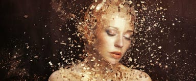 Foto di arte della donna dorata che scheggia a migliaia gli elementi Foto di arte della donna dorata che scheggia a migliaia gli elementi
