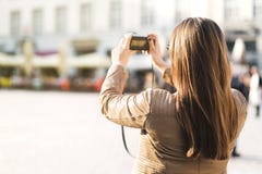 Foto di presa turistica della piazza durante la vacanza con la macchina fotografica immagini stock libere da diritti Foto di presa turistica della piazza durante la vacanza con la macchina fotografica immagini stock libere da diritti