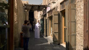 Foto di presa turistiche con lo smartphone a souq arabo video d archivio Foto di presa turistiche con lo smartphone a souq arabo video d archivio