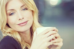Foto di stile di Instagram del caffè bevente della donna bionda immagine stock Foto di stile di Instagram del caffè bevente della donna bionda immagine stock