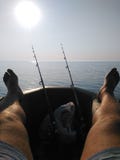 Foto di un pescatore felice che ha dimenticato circa i suoi problemi fotografia stock Foto di un pescatore felice che ha dimenticato circa i suoi problemi fotografia stock