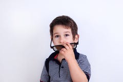 Foto divertente del ragazzino sveglio che mette sugli occhiali da sole, sho dello studio fotografia stock Foto divertente del ragazzino sveglio che mette sugli occhiali da sole, sho dello studio fotografia stock