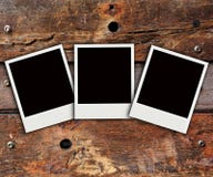 Foto do Polaroid no fundo de madeira foto de stock Foto do Polaroid no fundo de madeira foto de stock