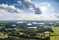Foto do zangão - panorama bonito da paisagem em lagos sunnny do dia de verão, em florestas e no céu azul imagens de stock Foto do zangão - panorama bonito da paisagem em lagos sunnny do dia de verão, em florestas e no céu azul imagens de stock