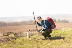 Foto eines jungen Touristen und seines Hundes, gehend in die Landschaft stockbild Foto eines jungen Touristen und seines Hundes, gehend in die Landschaft stockbild