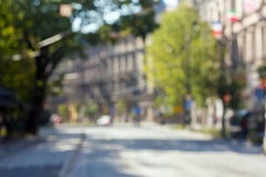Foto fuera de la calle soleada del foco en Europa El camino a través de la ciudad con muchas casas y árboles fotos de archivo libres de regalías Foto fuera de la calle soleada del foco en Europa El camino a través de la ciudad con muchas casas y árboles fotos de archivo libres de regalías